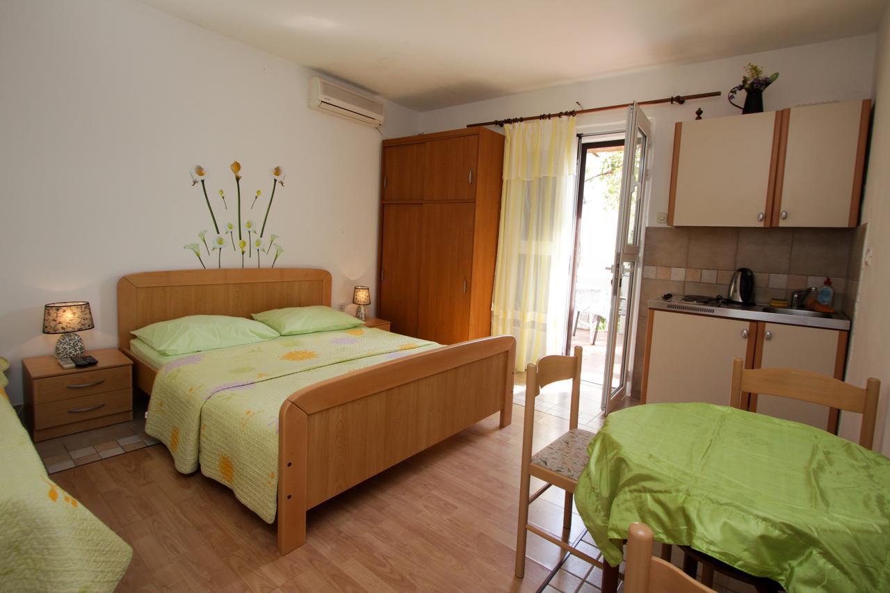 Apartments Nadia Igrane Exterior photo